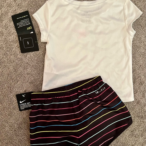 Girls Nike 2 pc Short Set Outfit Tee Shorts Shirt Sport Wear Athletic Swing Top - Picture 5 of 5
